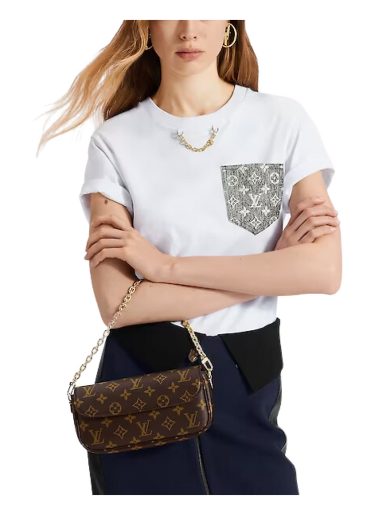 on-model1-Louis-Vuitton-Wallet-on-Chain-Ivy