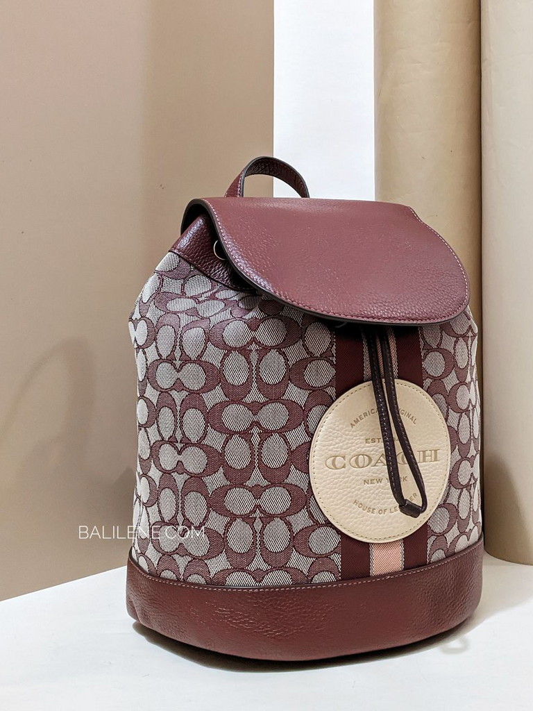 on-produk-Coach-Dempsey-Drawstring-Backpack-In-Signature-Jacquard-With-Stripe-And-Coach-Patch-Wine-Multi