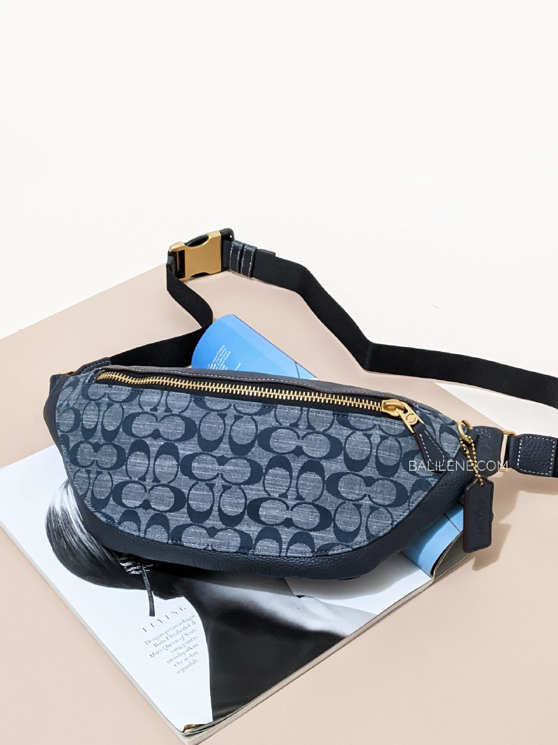 on-produk-Coach-Warren-Belt-Bag-In-Signature-Chambray-Denim