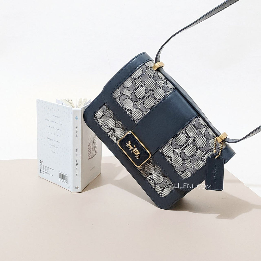 on-produk-Coach- Alie- Shoulder -Bag- in -Signature -Jacquard- With -Snakeskin -Detail- Midnight- Navy