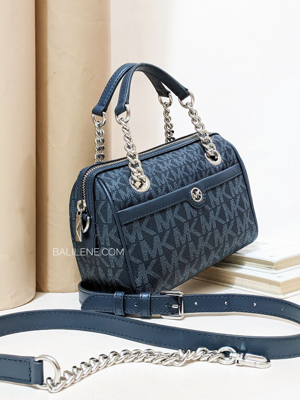 on-produk-Michael-Kors-Blaire-Extra-Small-Logo-Duffel-Crossbody-Bag-Admiral