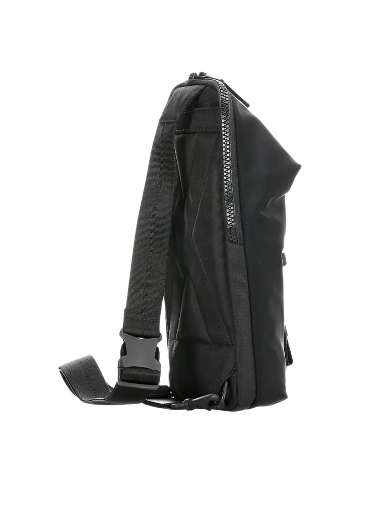 tampak-samping-Tumi-Tahoe-Bozeman-Sling-Bag-Black