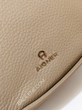Aigner-132136-00-0724-Ivy-Crossbody-Bag-Small-Beige-Balilene-detail-logo