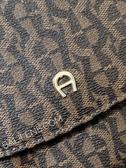 Aigner-133990-50-0060-Elisa-Top-Handle-Bag-Fango-Balilene-detail-logo