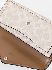    Coach-31547-Soft-Wallet-In-Colorblock-Signature-Canvas-Sand-Taupe-Balilene-detail-penutup