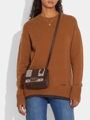    Coach-Alie-Shoulder-Bag-18-In-Signature-Jacquard-With-Snakeskin-Detail-Oak-Maple-Balilene-onmodel