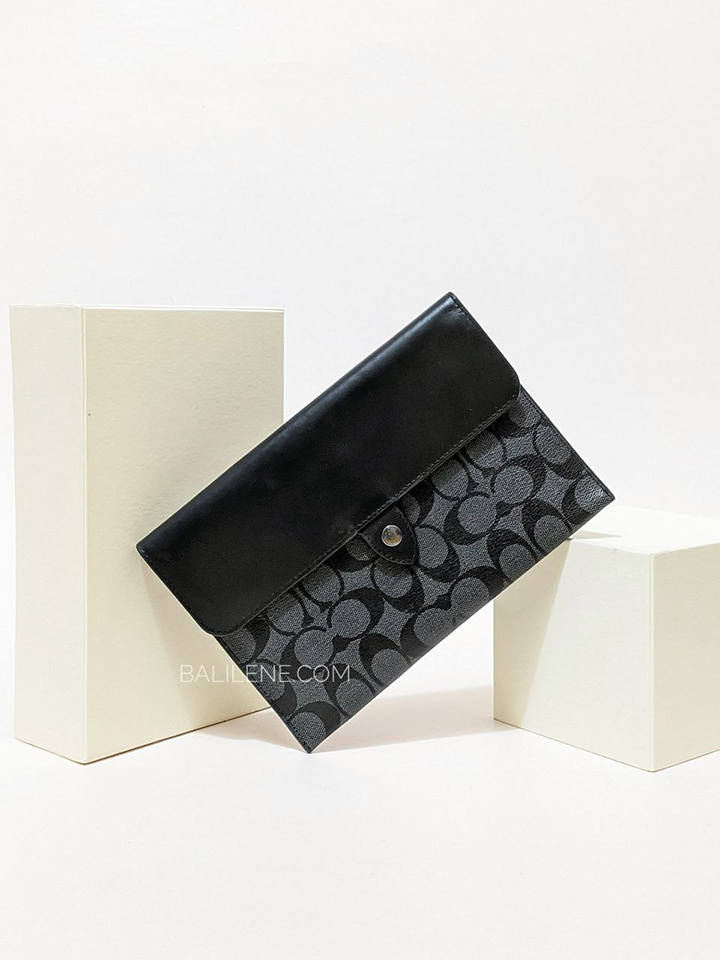 Coach-C2024-Mini-Tablet-Sleeve-In-Signature-Canvas-Gunmetal-Charcoal-Balilene-detail