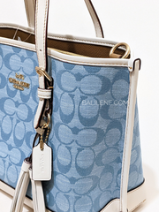 Coach-CA142-Mollie-Tote-25-In-Signature-Chambray-Light-Denim-Chalk-Balilene-detail-samping