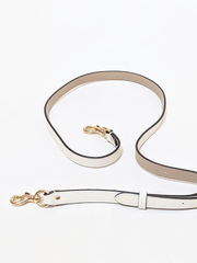 Coach-Cammie-Chain-Bucket-Bag-In-Signature-Canvas-Light-Khaki-Chalk-Balilene-detail-strap