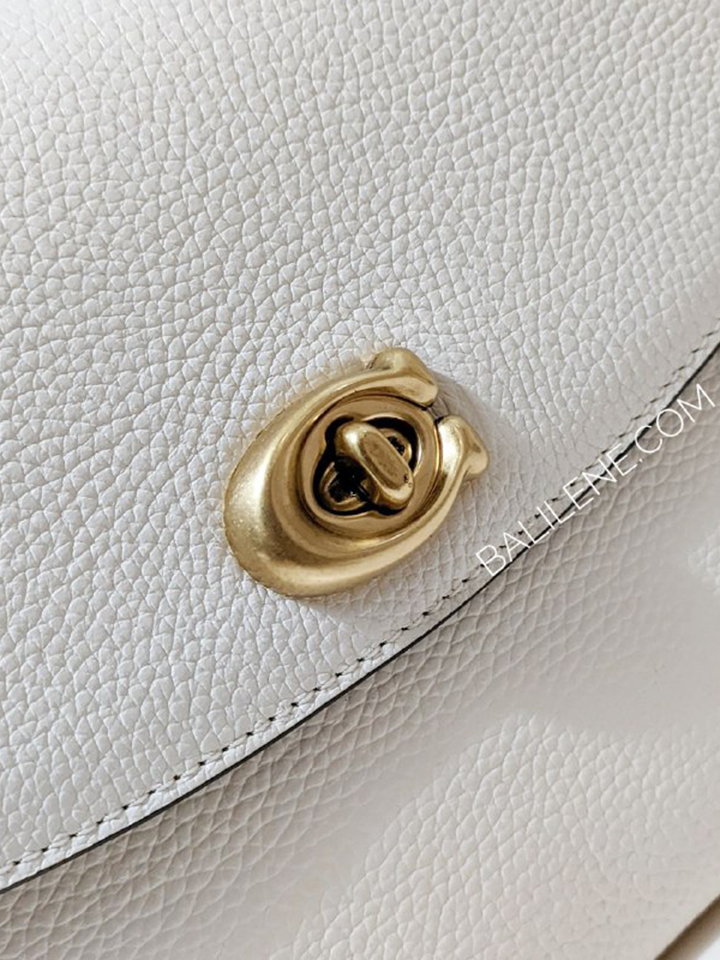 Coach-Cassie-19-Crossbody-Bag-Chalk-Balilene-detail-logo