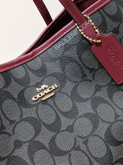 Coach-City-Tote-In-Signature-Canvas-Graphite-Black-Cherry-Balilene-detail-logo