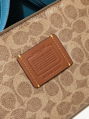 Coach-Day-Tote-Pebble-Leather-True-Blue-Balilene-detail-logo