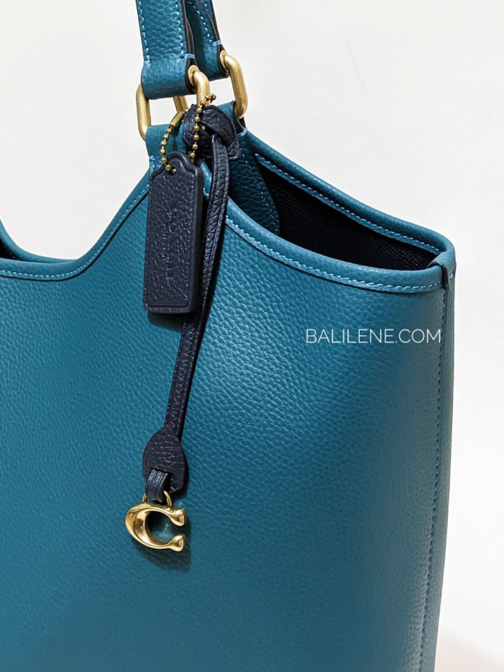 Coach-Day-Tote-Pebble-Leather-True-Blue-Balilene-detail-samping