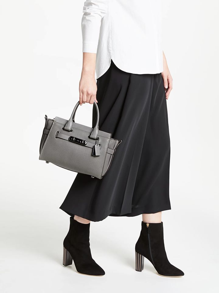 Coach-F87295-Swagger-27-Leather-Grey-Balilene-onmodel