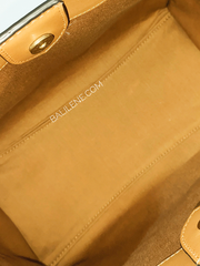       Coach-Field-Tote-30-With-Coach-Badge-Light-Saddle-Balilene-detail-dalam