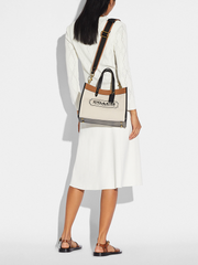    Coach-Field-Tote-30-With-Coach-Badge-Light-Saddle-Balilene-onmodel