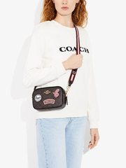 Coach-Mini-Jamie-Camera-Bag-In-Signature-Canvas-With-Ski-Patches-Brown-Black-Multi-Balilene-onmodel