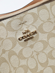    Coach-Mollie-Bucket-Bag-In-Signature-Canvas-Light-Khaki-Chalk-Balilene-detail-logo