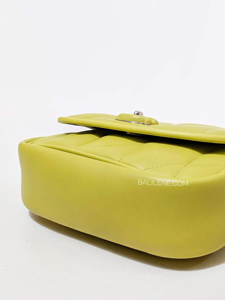 Coach-Pillow-Madison-Shoulder-Bag-18-With-Quilting-Keylime-Balilene-detail-bawah