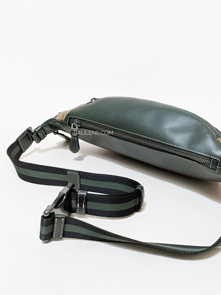    Coach-Warren-Belt-Bag-In-Signature-Canvas-With-Varsity-Motif-Khaki-Amazon-Green-Balilene-detail-atas