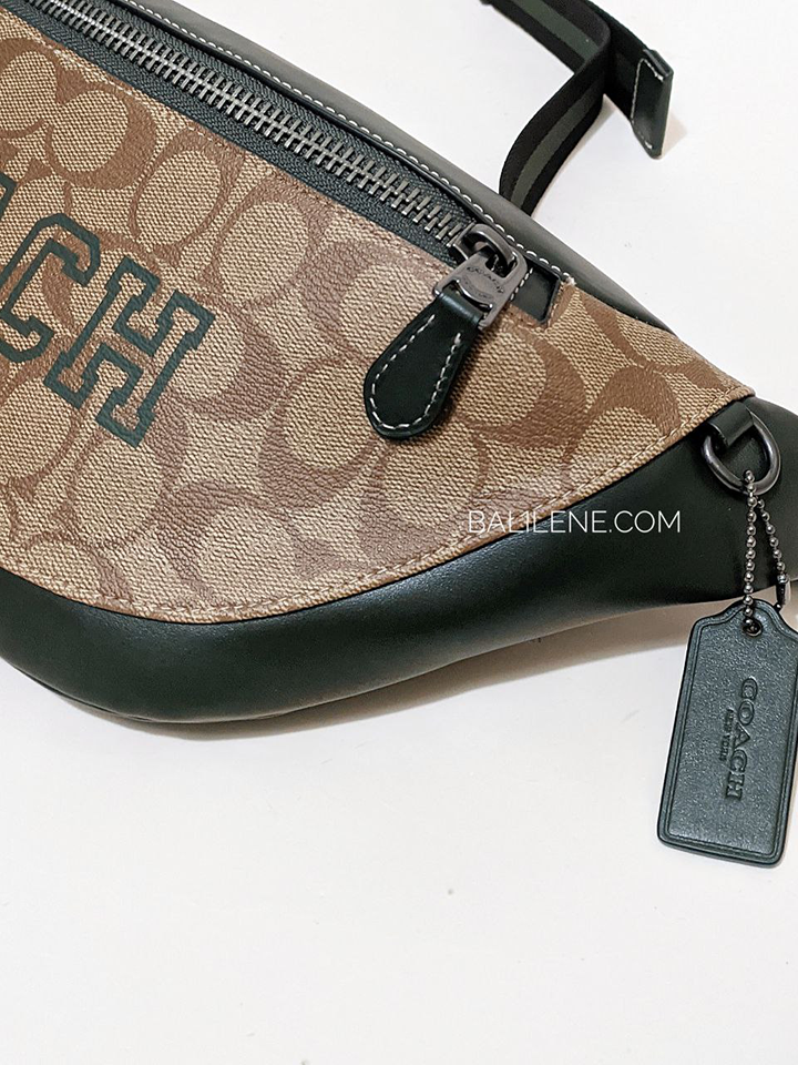 Coach-Warren-Belt-Bag-In-Signature-Canvas-With-Varsity-Motif-Khaki-Amazon-Green-Balilene-detail-samping