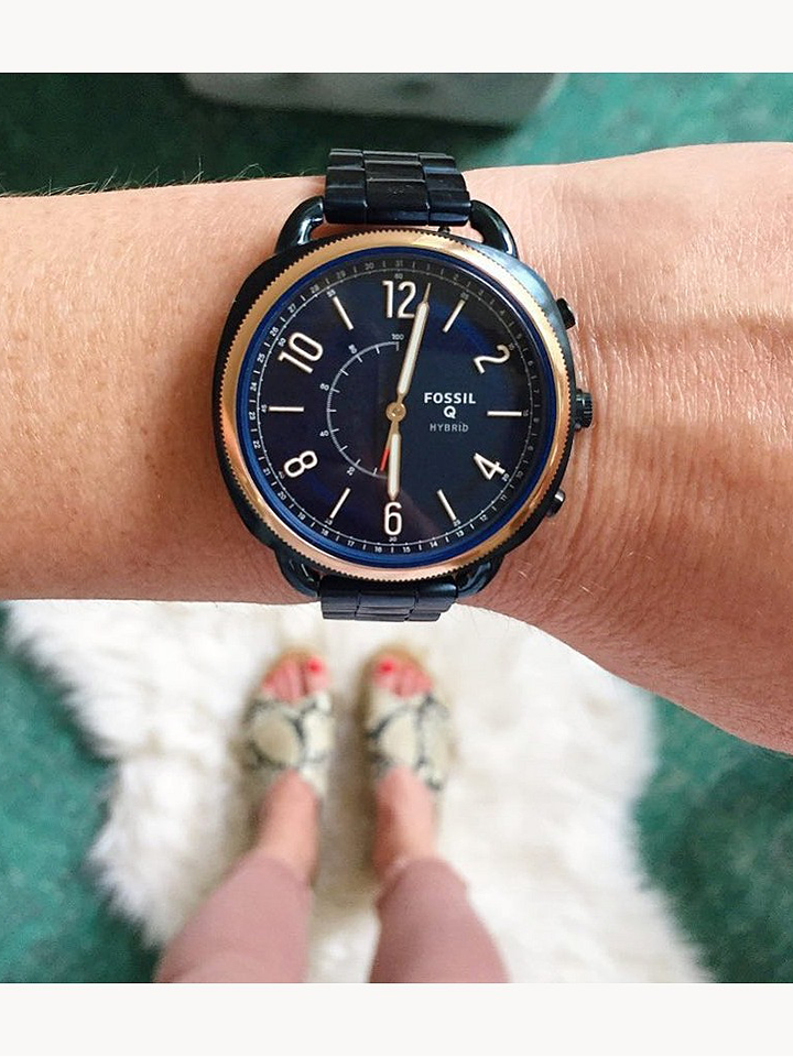 Hybrid smartwatch top