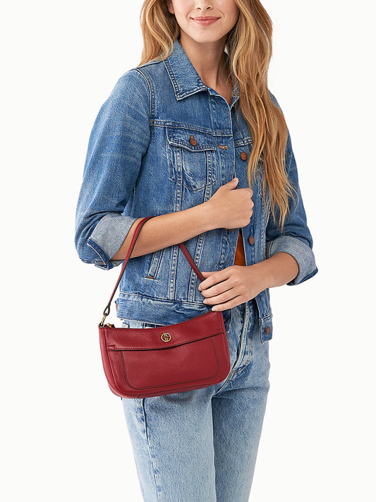 Fossil-Skylar-Mini-Baguette-Red-Balilene-onmodel1