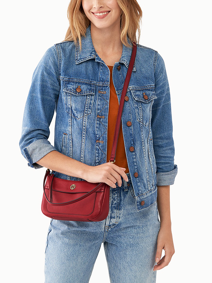Fossil-Skylar-Mini-Baguette-Red-Balilene-onmodel