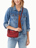 Fossil-Skylar-Mini-Baguette-Red-Balilene-onmodel
