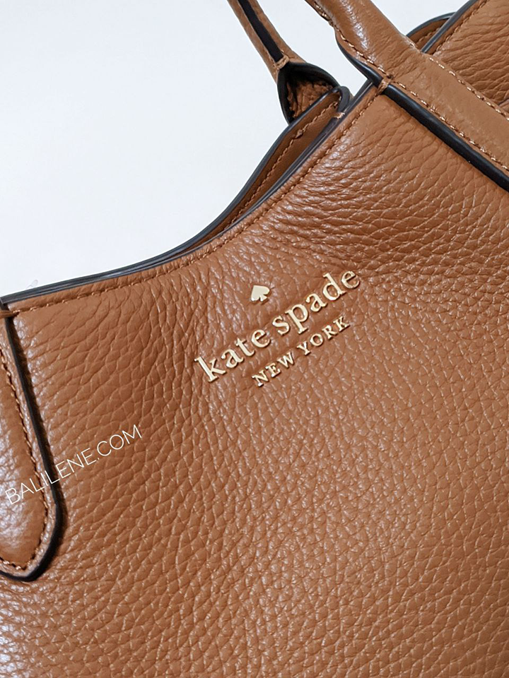     Kate-Spade-Dumpling-Pebbled-Leather-Small-Satchel-Warm-Gingerbread-Balilene-detail-logo