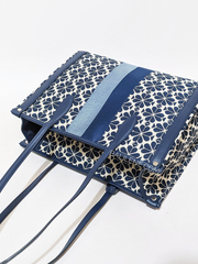       Kate-Spade-Flower-Jacquard-Stripe-Market-Medium-Tote-Blue-Multi-Balilene-detail-belakang