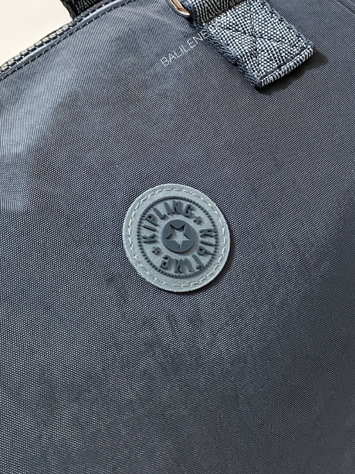 Kipling-Classic-Amiel-Medium-Handbag-Foggy-Grey-Balilene-detail-logo