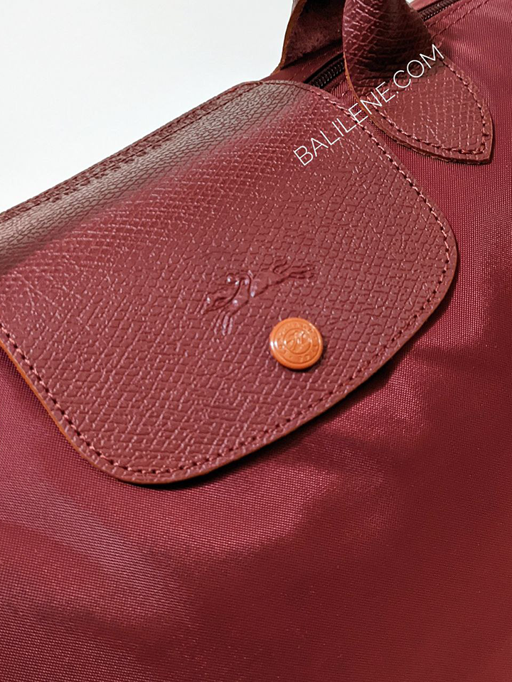 detail-logo-Longchamp-Le-Pliage-Club-Handbag-Medium-Garnet
