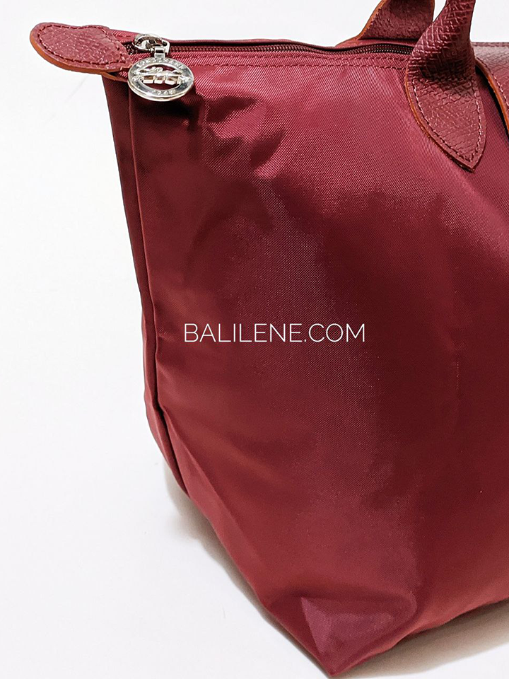 detail-samping-Longchamp-Le-Pliage-Club-Handbag-Medium-Garnet