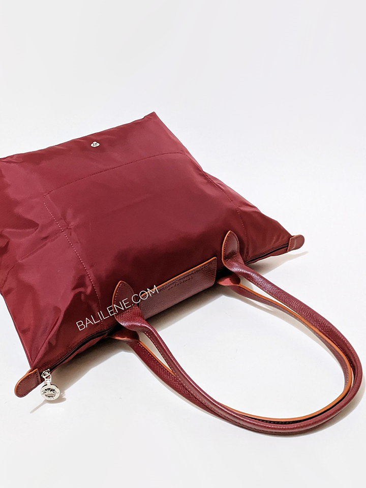 Longchamp-Le-Pliage-Club-Medium-Shoulder-Bag-Garnet-Balilene-detail-belakang