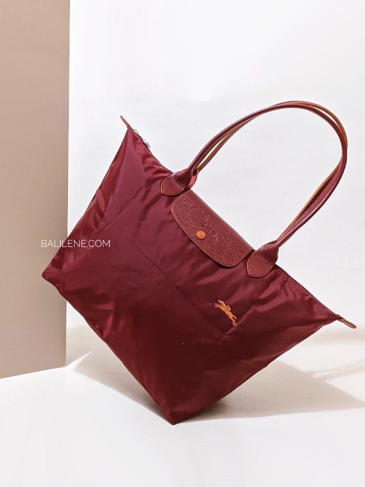 Longchamp-Le-Pliage-Club-Medium-Shoulder-Bag-Garnet-Balilene-detail-depan
