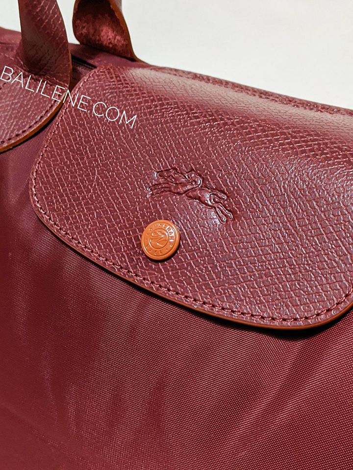 Longchamp-Le-Pliage-Club-Medium-Shoulder-Bag-Garnet-Balilene-detail-logo