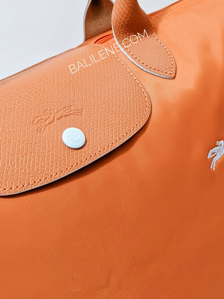 Longchamp-Le-Pliage-Club-Medium-Shoulder-Bag-Orange-Balilene-detail-logo