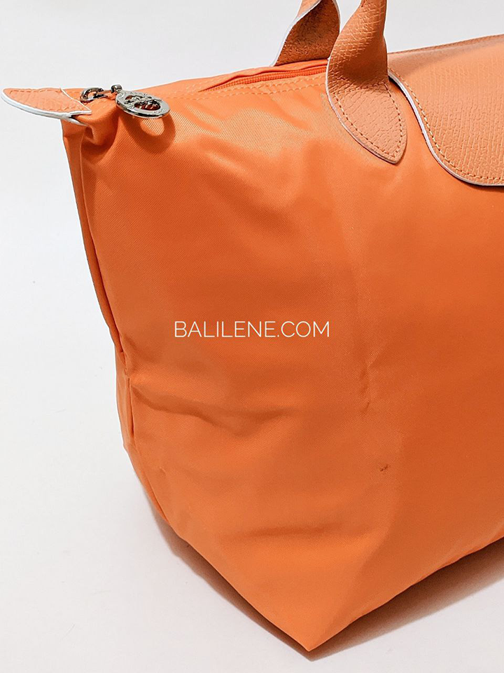 Longchamp-Le-Pliage-Club-Medium-Shoulder-Bag-Orange-Balilene-detail-samping