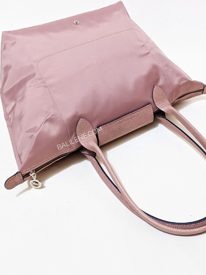 Longchamp-Le-Pliage-Club-Shoulder-Bag-Antique-Pink-Balilene-detail-belakang