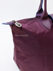 Longchamp-Le-Pliage-Club-Shoulder-Bag-Plum-Balilene-detail-samping
