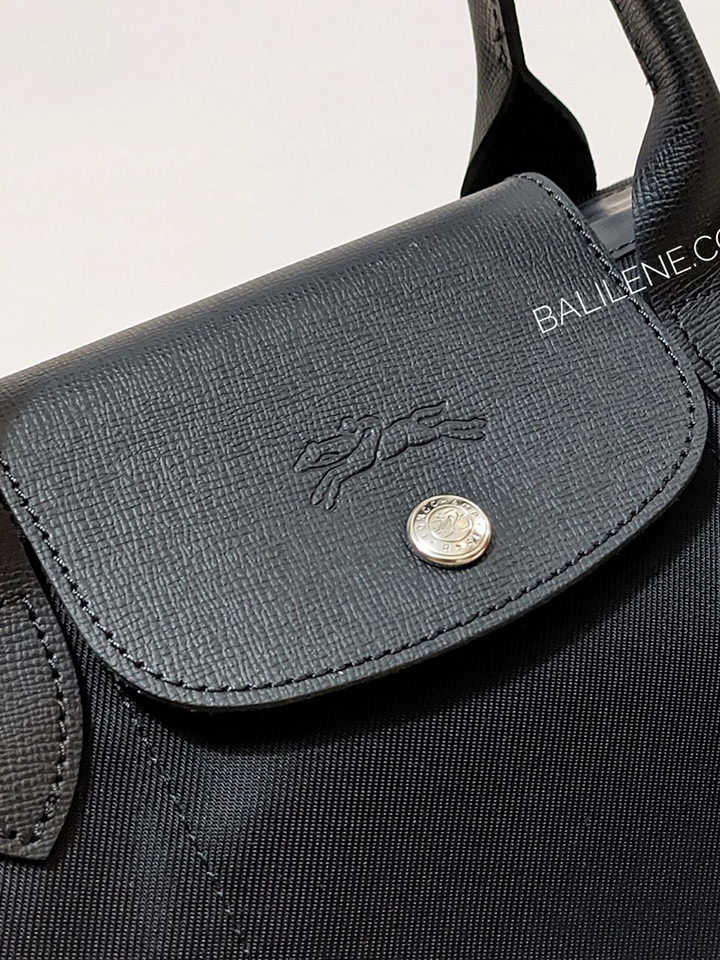 Longchamp-Le-Pliage-Energy-Top-Handle-Bag-Small-Black-Balilene-detail-logo