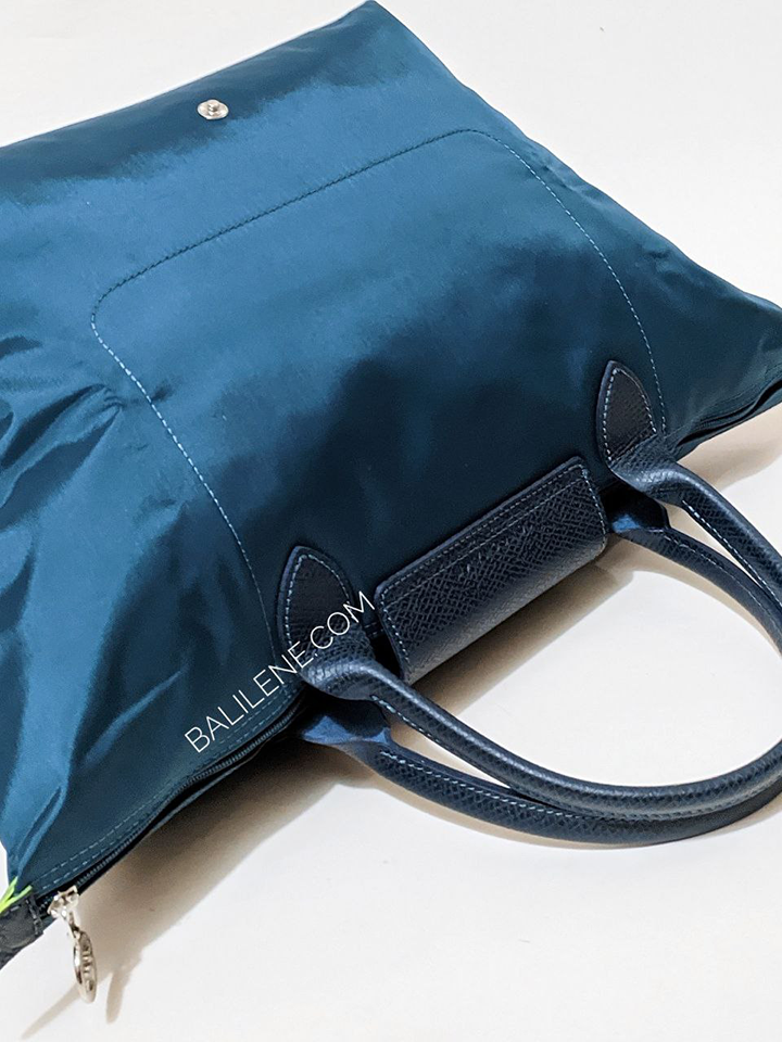 detail-bagian-belakang-Longchamp-Le-Pliage-Green-Handbag-Medium-Ocean-Blue