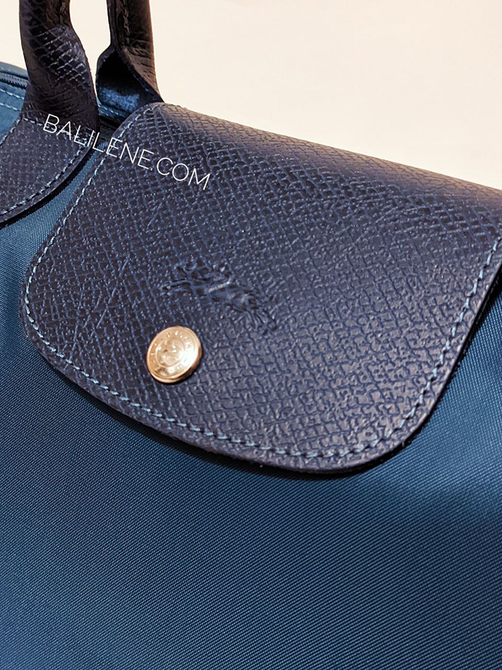 detail-logo-Longchamp-Le-Pliage-Green-Handbag-Medium-Ocean-Blue