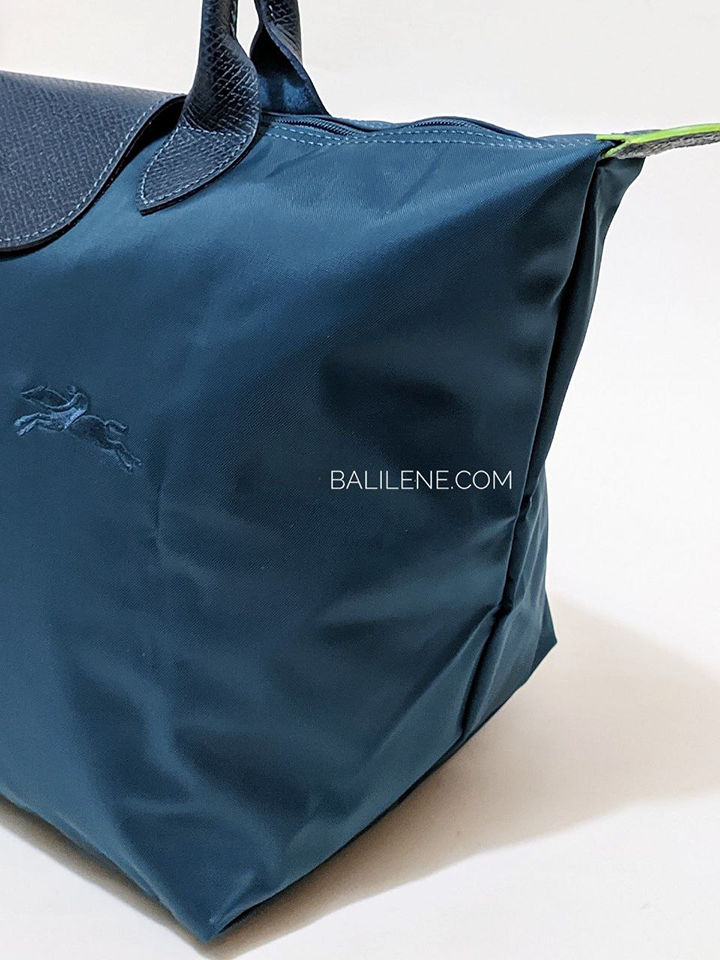 detail-samping-Longchamp-Le-Pliage-Green-Handbag-Medium-Ocean-Blue