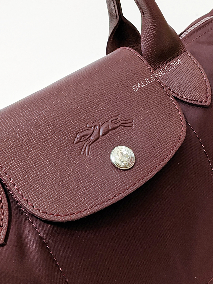 Longchamp-Le-Pliage-Neo-Small-Top-Handle-Bag-Grape-Balilene-detail-logo