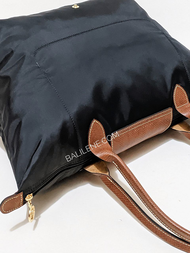Longchamp-Le-Pliage-Original-Medium-Shoulder-Bag-Black-Balilene-belakang_9cd36dee-3713-4019-b515-40bcc8ce2e3e