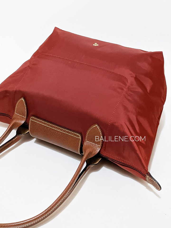 Longchamp-Le-Pliage-Original-Recycled-Fabric-Tote-Bag-Medium-Red-Balilene-detail-belakang