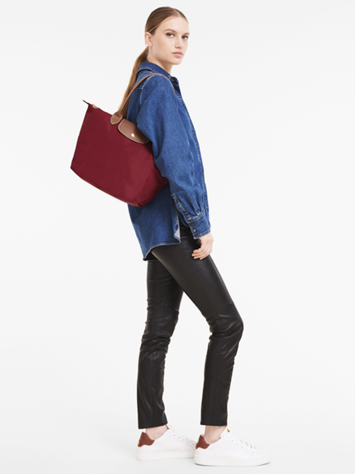 Longchamp-Le-Pliage-Original-Recycled-Fabric-Tote-Bag-Medium-Red-Balilene-onmodel