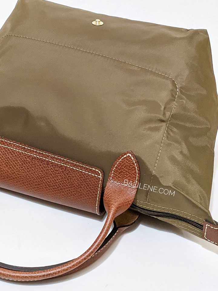 Longchamp-Le-Pliage-Original-Top-Handle-Bag-Khaki-Army-Balilene-detail-belakang